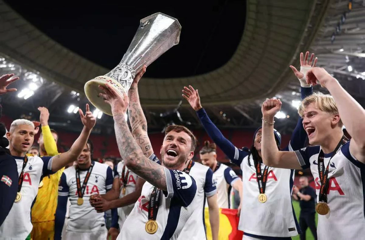 Tottenham players celebrate with the Europa League trophy after their win at San Mames Stadium
 (AFP photo)
