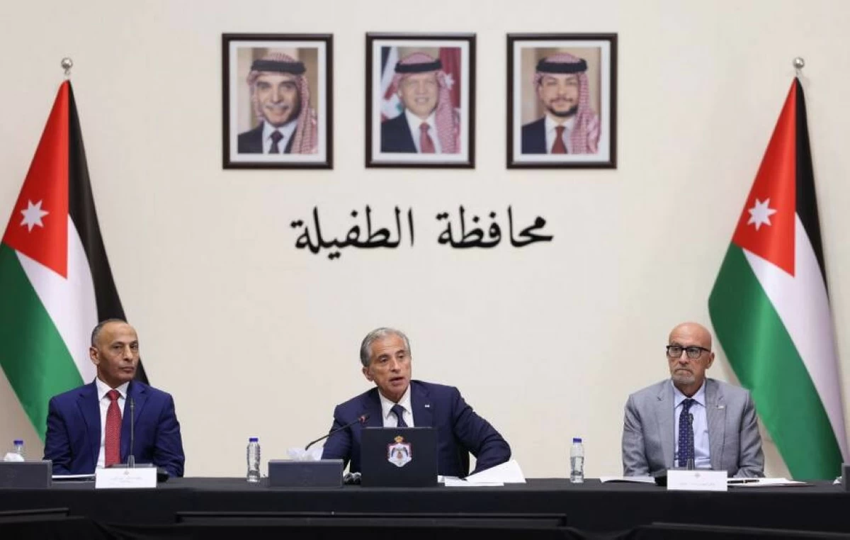 Prime Minister Jafar Hassan on Monday chairs a Cabinet session in Tafileh (Petra photo) 