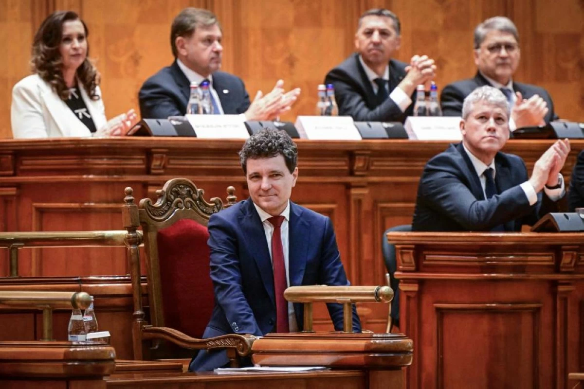 Romanian President-elect Nicusor Dan is applauded at the Parliament after his swearing-in ceremony at the Parliament Palace in Bucharest on May 26, 2025 (AFP photo)