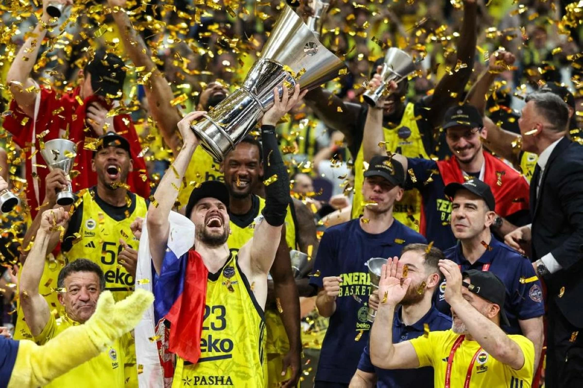 Fenerbahce's Serbian forward #23 Marko Guduric lifts the championship trophy as he and his teammates celebrate during the podium ceremony after winning the Euroleague Basketball final match against AS Monaco at Etihad Arena in Abu Dhabi on Sunday
(AFP photo)