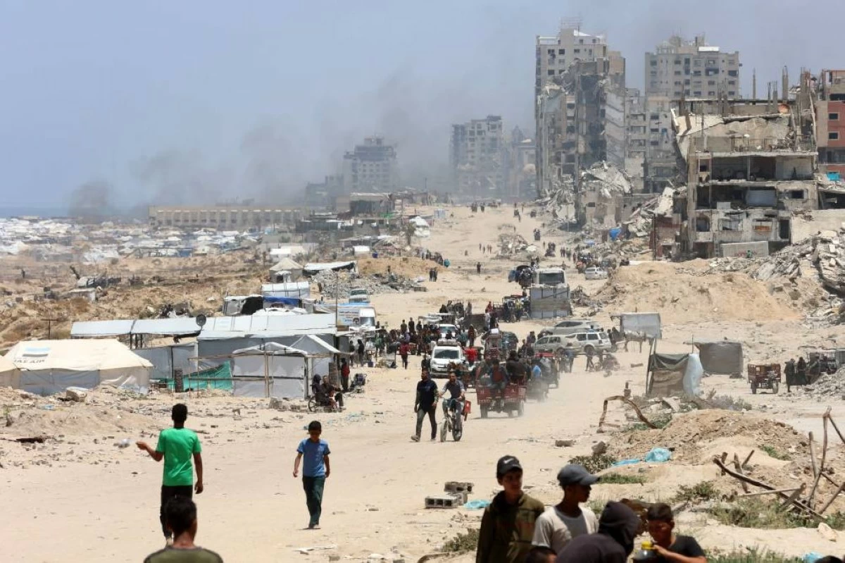 Palestinians transport their belongings as they flee the northern Gaza Strip toward the south, along the coastal Al Rashid road on May 25, 2025
(AFP photo)
