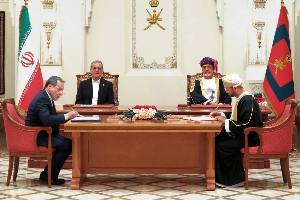 This handout picture provided by the Iranian presidential office shows Oman's Sultan Haitham bin Tariq Al Said (Back-R) and Iran's President Masoud Pezeshkian (Back-L) witnessing the signing of bilateral cooperation agreements 
(AFP photo)
