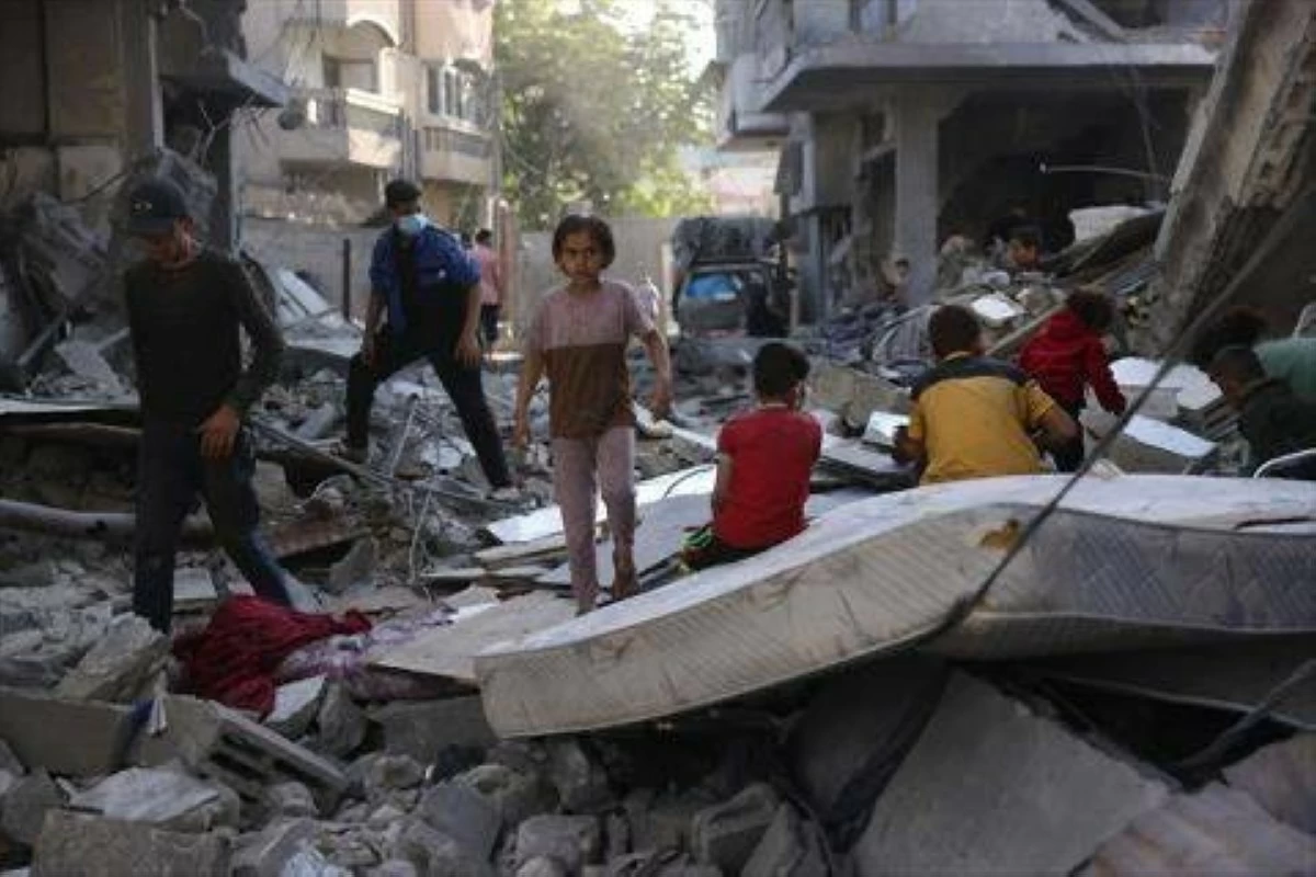 Palestinians check the site of an overnight Israeli strike, in Jabalia in the central Gaza Strip, on May 30, 2025, amid the war between Israel and the Palestinian Hamas militant movement (AFP photo)