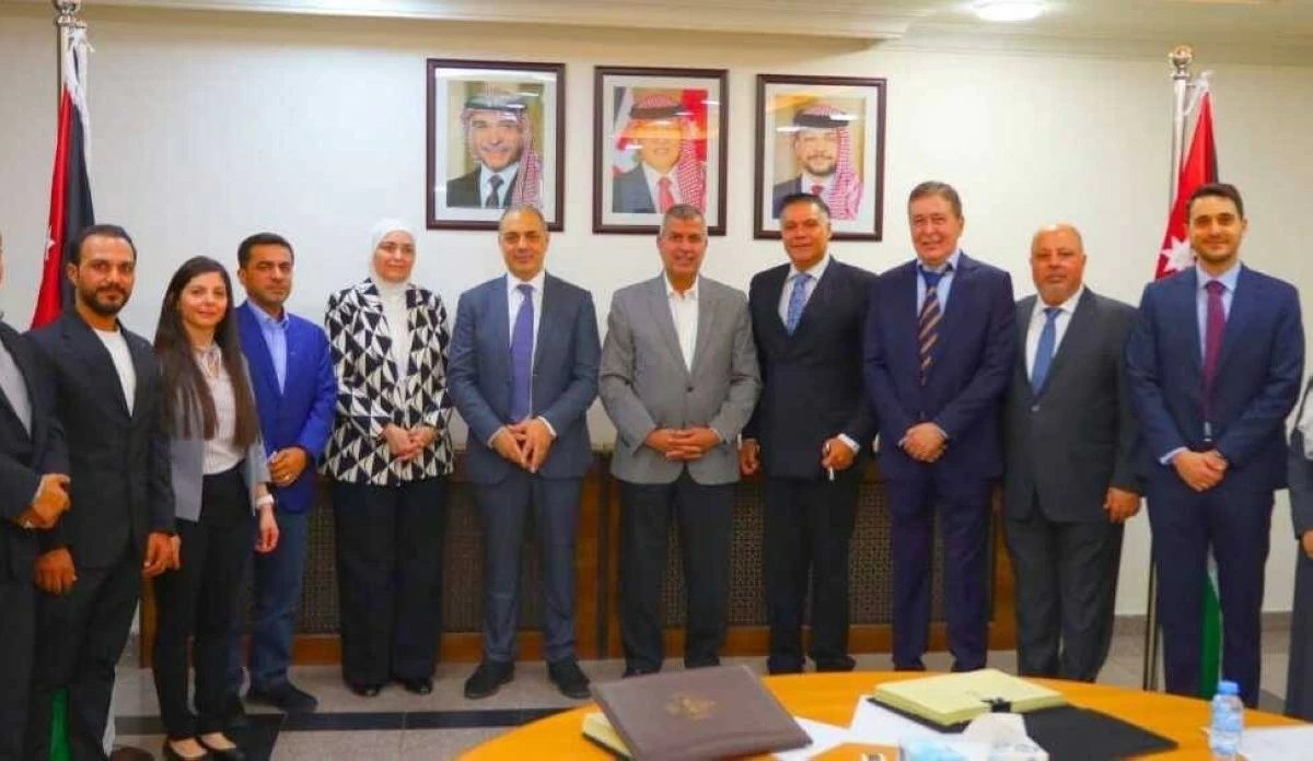 Minister of Energy and Mineral Resources Saleh Kharabsheh on Sunday signs an executive agreement to exploit copper reserves in the Wadi Arabah’s Abu Khushaibeh region (Petra photo)