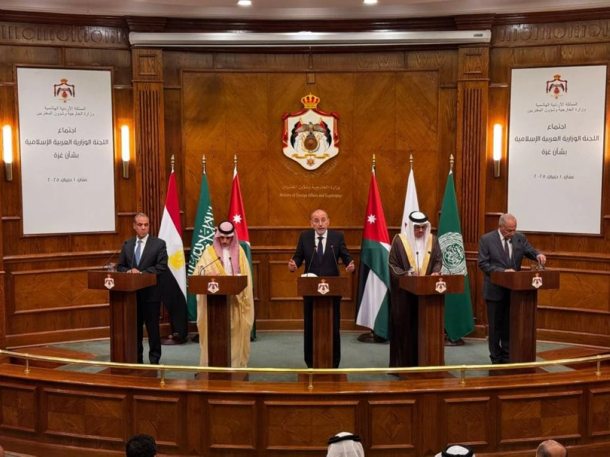 Deputy Prime Minister and Foreign Minister Ayman Safadi (centre) speaks during a joint press conference in Amman on Sunday, along with Saudi Foreign Minister Prince Faisal bin Farhan bin Abdullah (1st left), Egyptian Foreign Minister Badr Abdel Aty (2nd left), Bahraini Foreign Minister Abdullatif bin Rashid Alzayani (1st right) and  Arab League Secretary-General Ahmed Aboul Gheit (Photo courtesy of Foreign Ministry)