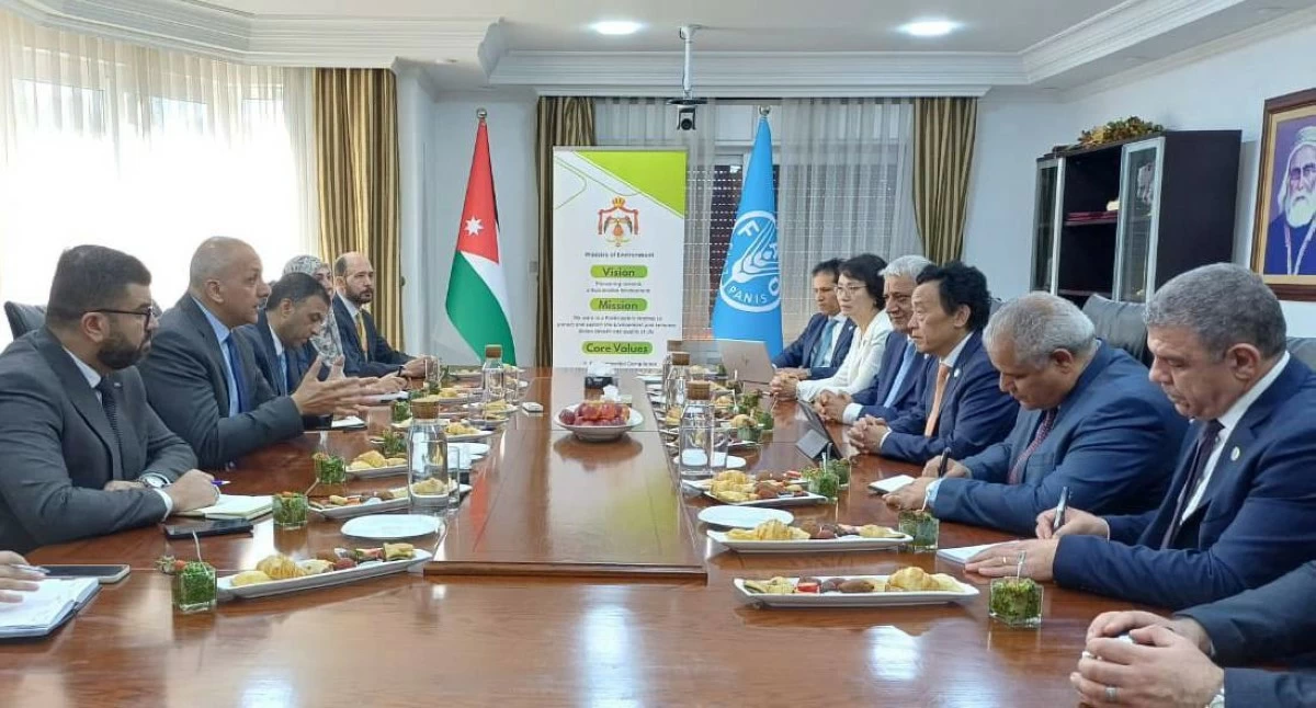 Minister of Environment Muawieh Radaideh on Wednesday meets with Director-General of the Food and Agriculture Organisation of the United Nations Qu Dongyu to explore ways of enhancing cooperation in areas of environment, food security and sustainable development (Petra photo)