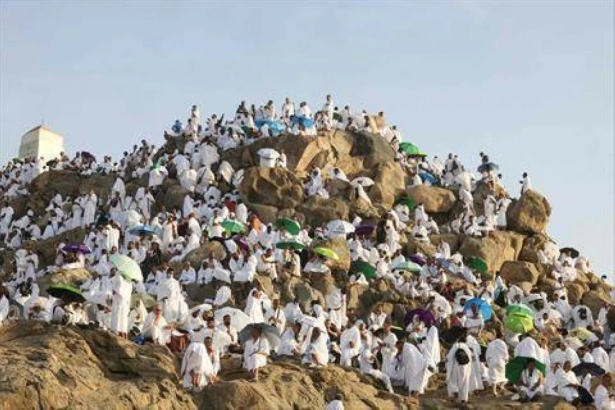 Muslim pilgrims pray at dawn on Saudi Arabia's Mount Arafat, also known as Jabal al-Rahma or Mount of Mercy, during the climax of the Hajj pilgrimage on June 5, 2025 (AFP photo)