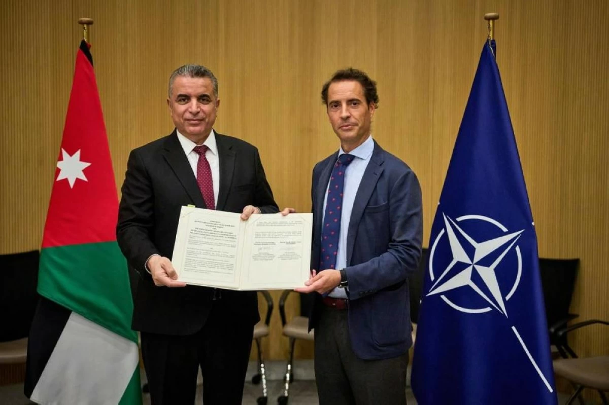Jordan's Ambassador to the EU Yousef Bataineh (left) and NATO Special Representative for the Southern Neighbourhood Javier Colomina sign a host country agreement on Thursday in Brussels, under which the Alliance will establish its first diplomatic liaison office in the region in Amman.

(Photo courtesy of Foreign Ministry)