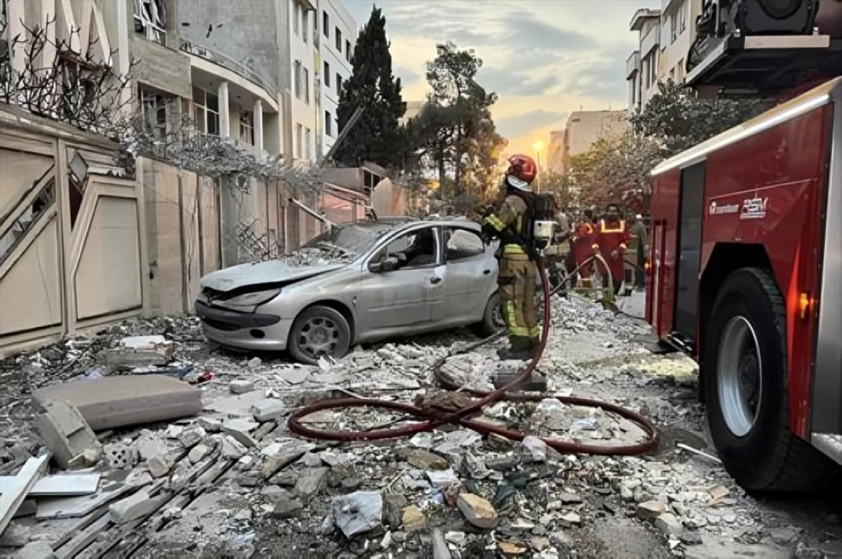 First-responders gather outside a that was hit by an Israeli strike in Tehran on June 13, 2025 (AFP photo)