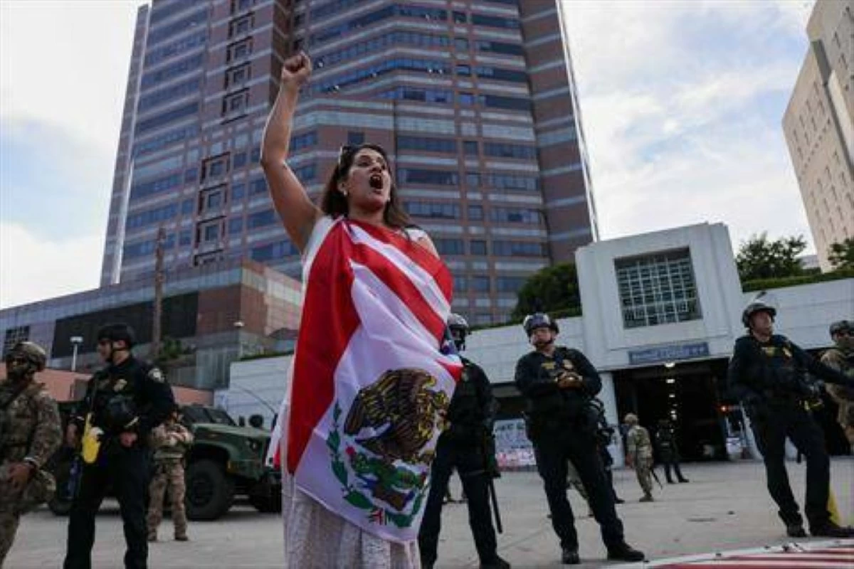 Protesters demonstrate outside of a federal building and Immigration and Customs Enforcement (ICE) detention center on June 13, 2025, in Los Angeles, California. (AFP photo)