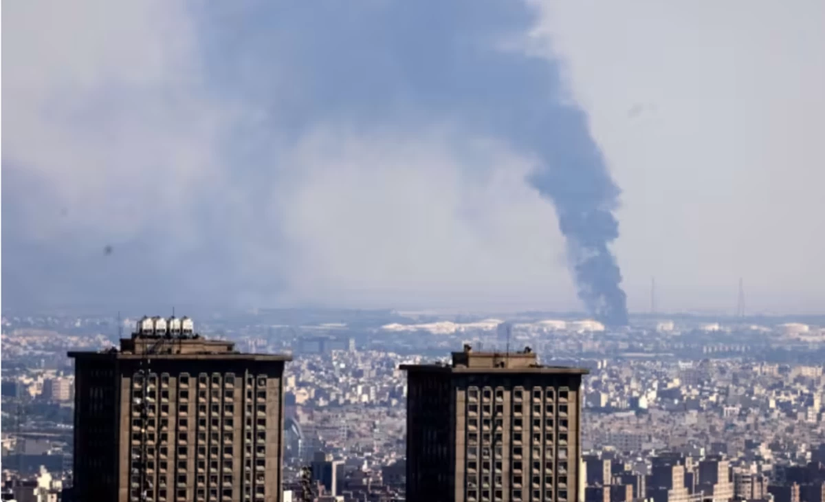 Smoke billows in the distance from an oil refinery following an Israeli strike on the Iranian capital Tehran on Jun 17, 2025 (AFP photo)