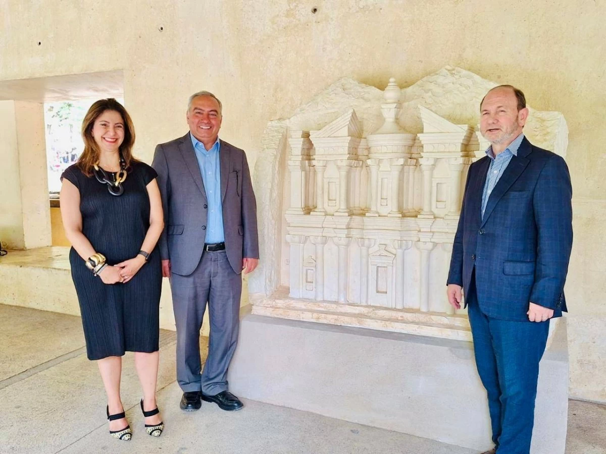 Chief Commissioner of the Petra Development and Tourism Region Authority Fares Braizat on Tuesday presents a sculpture representing Ad-Deir (The Monastery) to the management of Alhambra Palace in Spain (Photos courtesy of PDTRA)