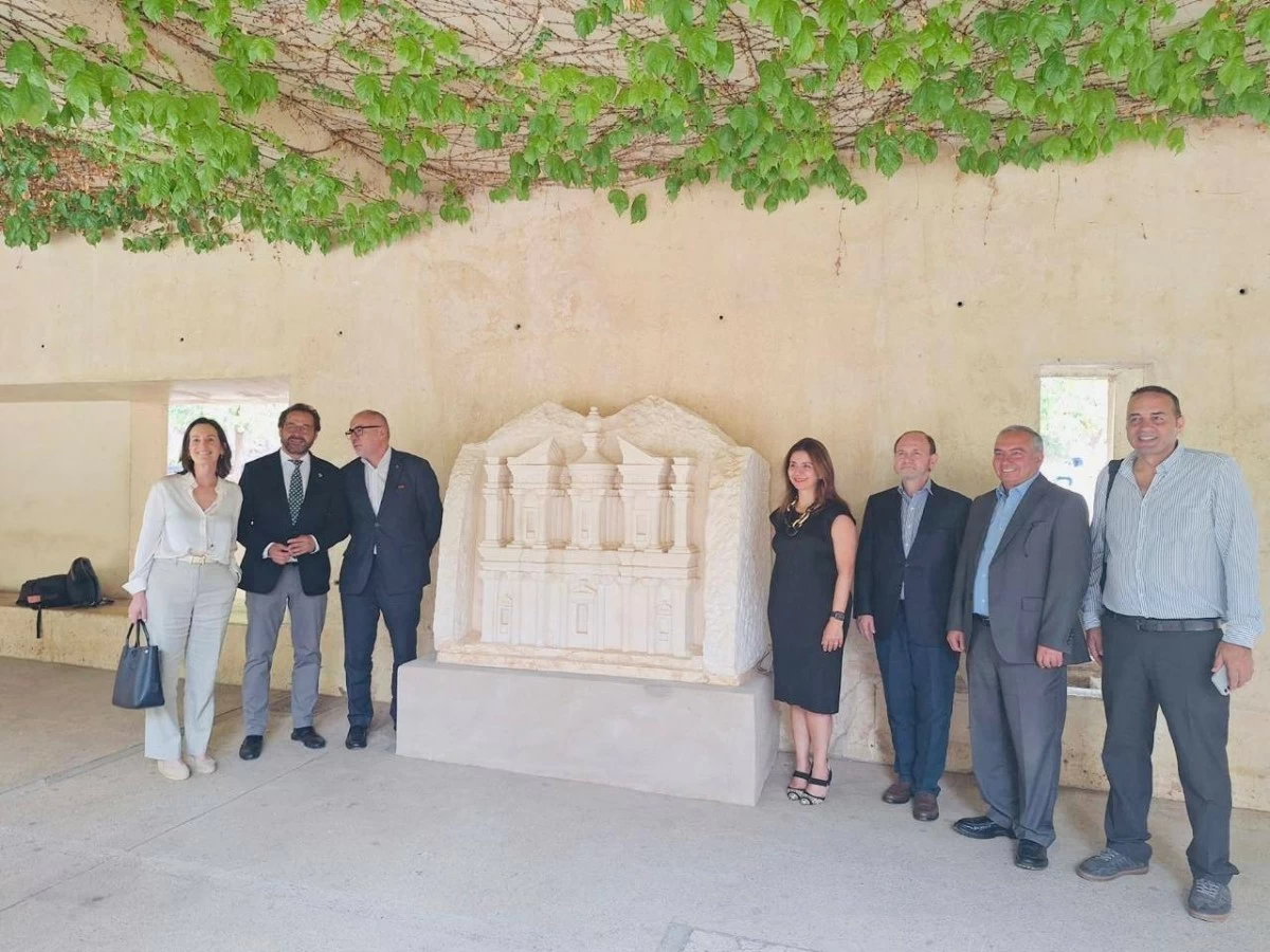 Chief Commissioner of the Petra Development and Tourism Region Authority Fares Braizat on Tuesday presents a sculpture representing Ad-Deir (The Monastery) to the management of Alhambra Palace in Spain (Photos courtesy of PDTRA)