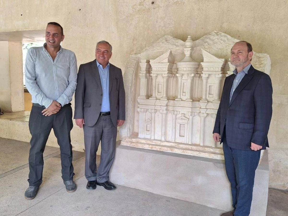 Chief Commissioner of the Petra Development and Tourism Region Authority Fares Braizat on Tuesday presents a sculpture representing Ad-Deir (The Monastery) to the management of Alhambra Palace in Spain (Photos courtesy of PDTRA)