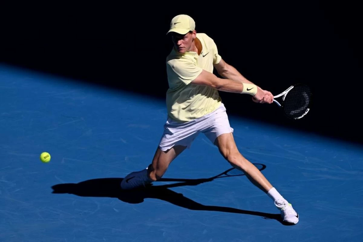 Jannik Sinner of Italy hits a return during a men's singles practice match against Australia's Alexei Popyrin ahead of the Australian Open tennis tournament in Melbourne on January 7
(AFP photo)
