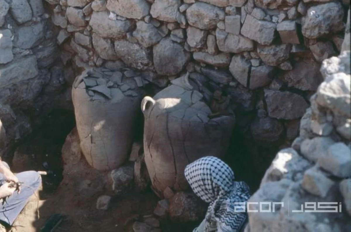A casemate room with collared rim pithoir from 4th century BC (Photo courtesy of ACOR)