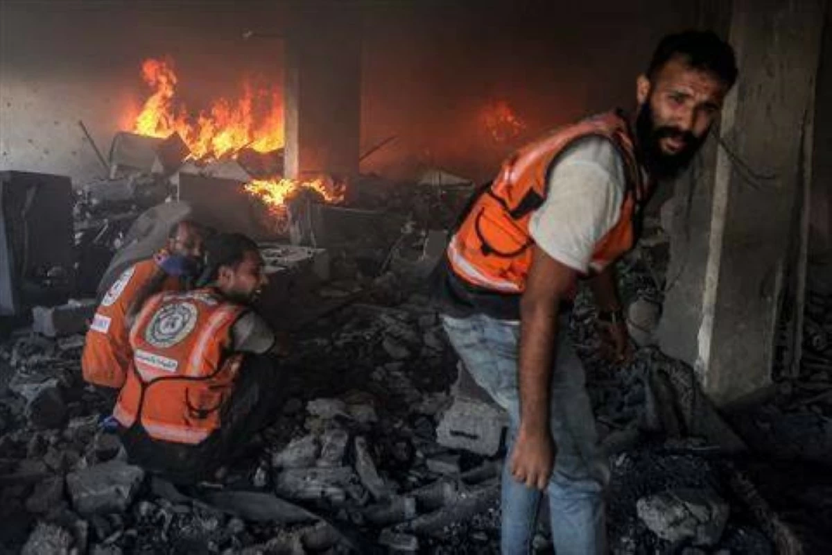 Palestinian civil defence try to extinguish a fire at a building hit by an Israeli strike in Gaza City in the central Gaza Strip, on July 2, 2025, amid the ongoing conflict between Israel and the Palestinian Hamas militant group (AFP photo)