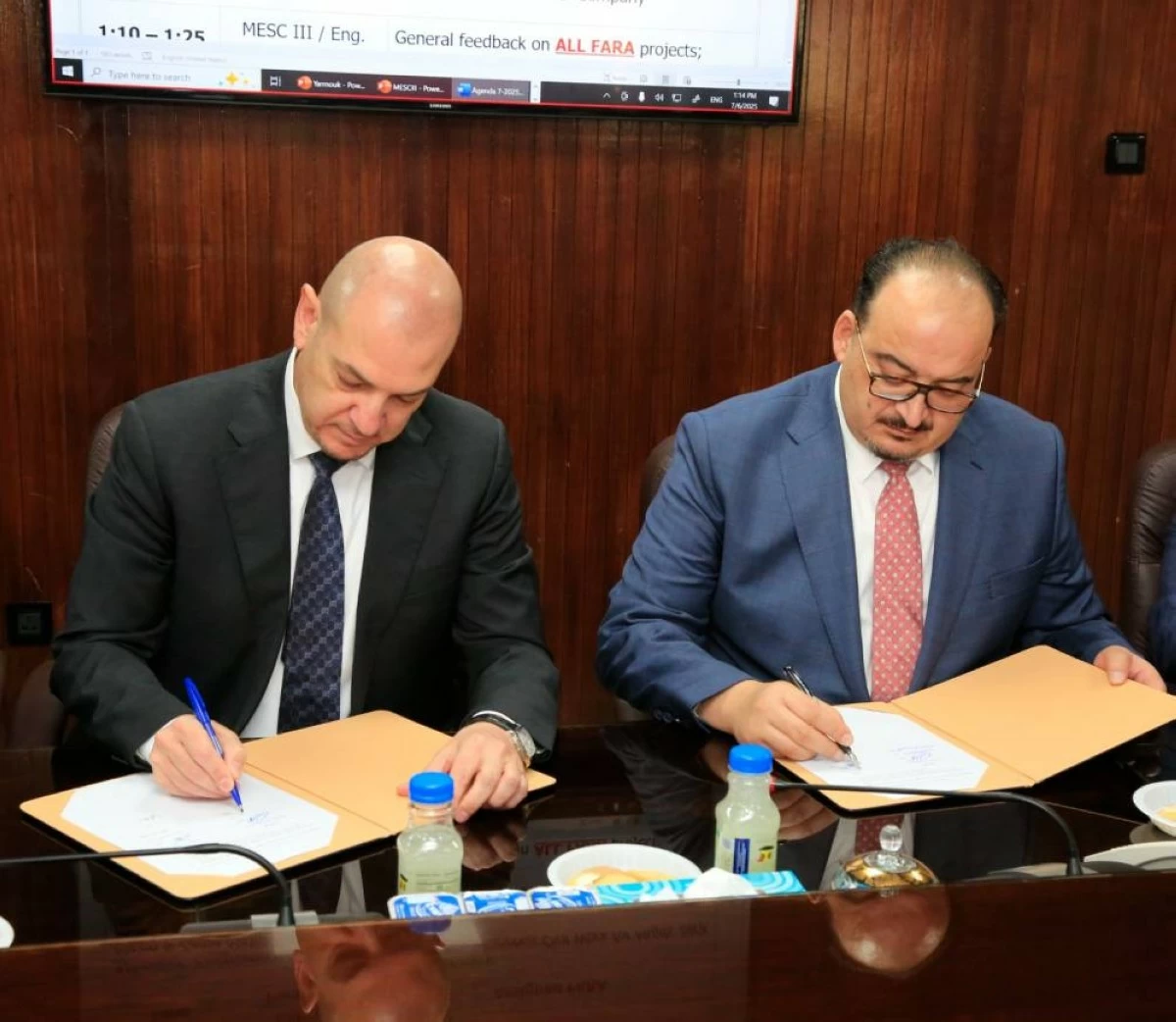 The Ministry of Water and Irrigation on Sunday signs new project agreements as part of the ongoing Water Loss Reduction Programme
(Petra photo)