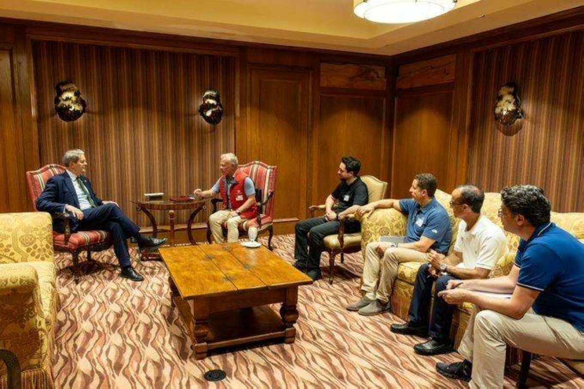 His Majesty King Abdullah, accompanied by HRH Crown Prince Hussein, met with US Treasury Secretary Scott Bessent on margins of Sun Valley economic forum in Idaho, US, where they discussed the positive economic relationship between the United States and Jordan (Photo courtesy of Royal Court)
