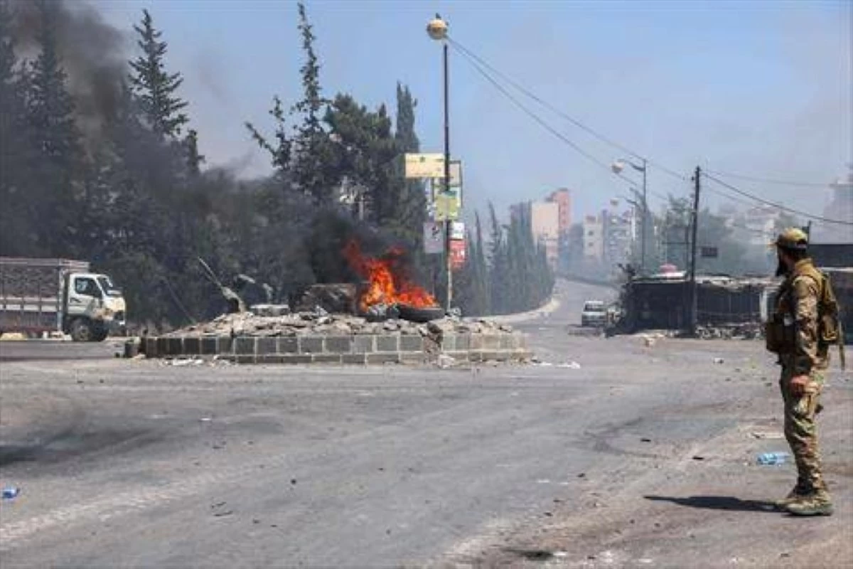 Tribal and bedouin fighters deploy amid clashes with Druze gunmen in the predominantly Druze city of Sweida in southern Syria on July 19, 2025 (AFP photo)