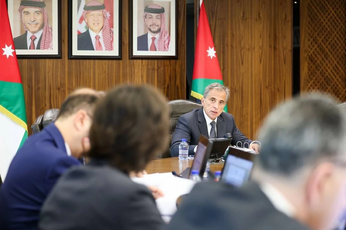 Prime Minister Jafar Hassan chairs a Cabinet session on Sunday, during which new regulations and a support package for farmers were endorsed
(Petra photo)