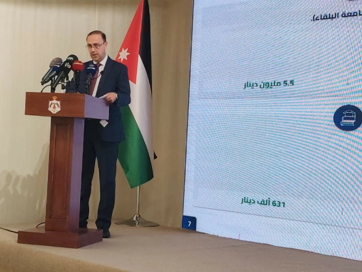 Minister of Government Communication Mohammad Momani announces the Cabinet’s decisions following the session (Photo by Ahmad Khatatneh)