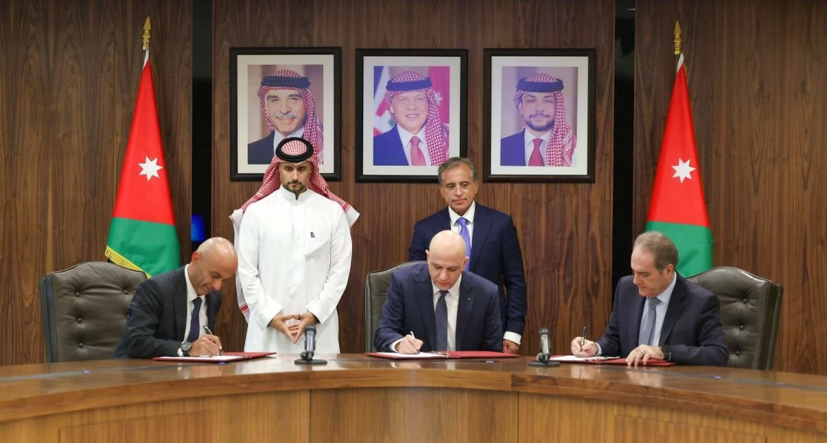 Prime Minister Jafar Hassan on Saturday oversees the signing of two agreements aimed at boosting Jordan’s healthcare sector
(Petra photo) 