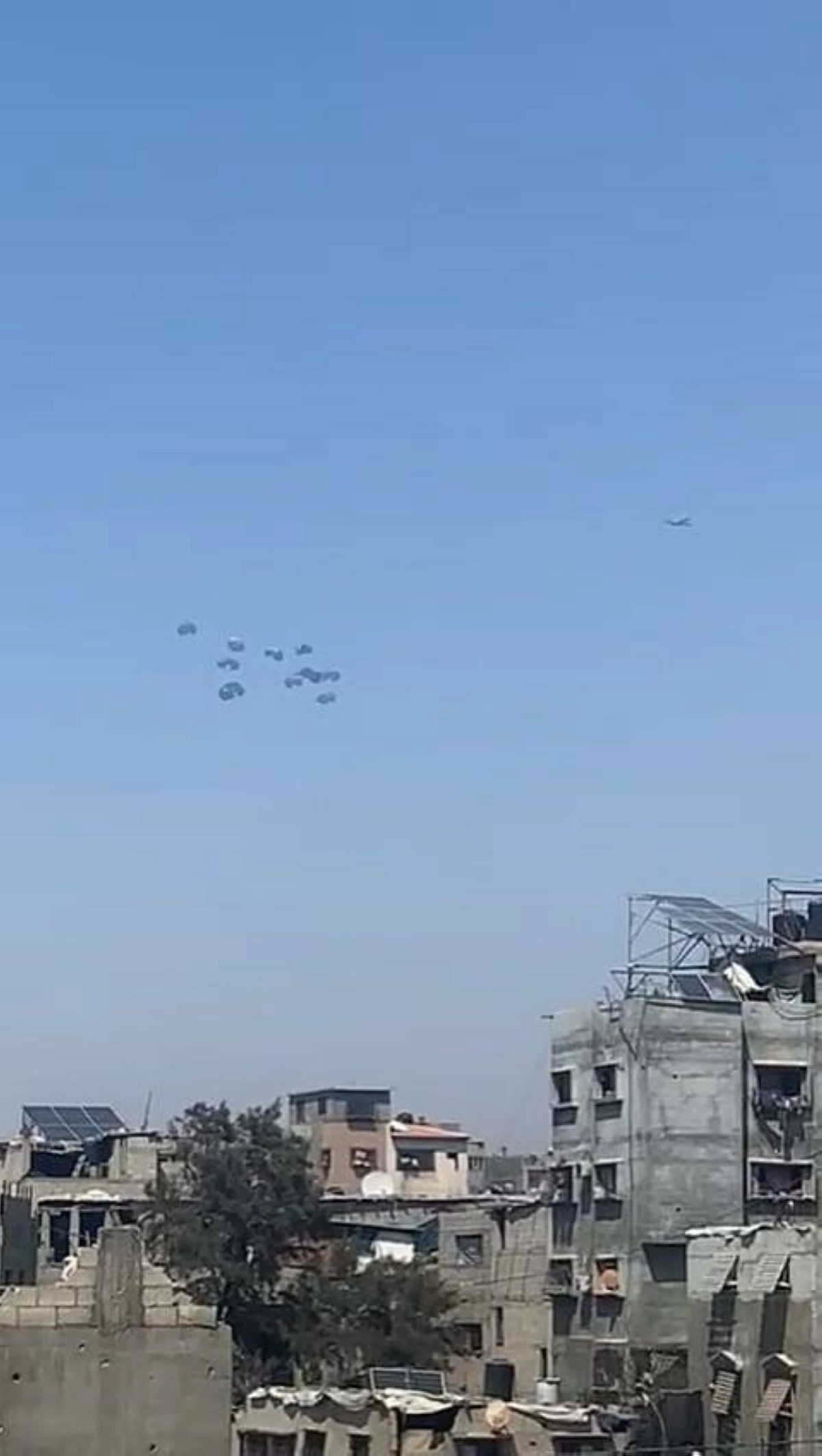 The Jordan Armed Forces–Arab Army (JAF) on Sunday carries out three airdrops of humanitarian and food aid over the Gaza Strip
(JAF photo)