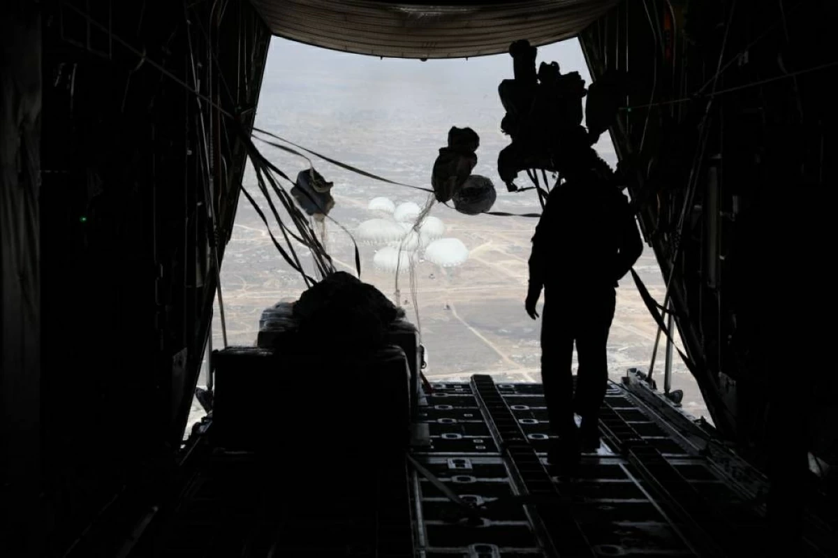 The Jordan Armed Forces- Arab Army (JAF) on Tuesday carried out two airdrops to deliver humanitarian and relief aid to the people of Gaza, in cooperation with the UAE

(JAF photo)