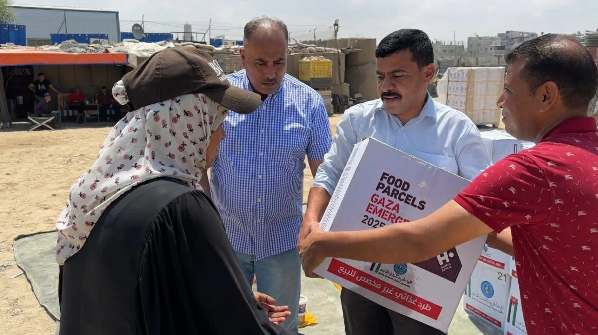The Jordanian Field Hospital in South Gaza on Saturday distributes over 1,000 food parcels in Khan Younis
(Petra photo)