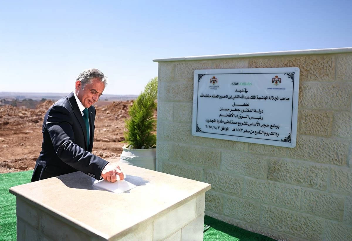 Prime Minister Jafar Hassan on Sunday lays the foundation stone for Madaba Hospital (Petra photo)