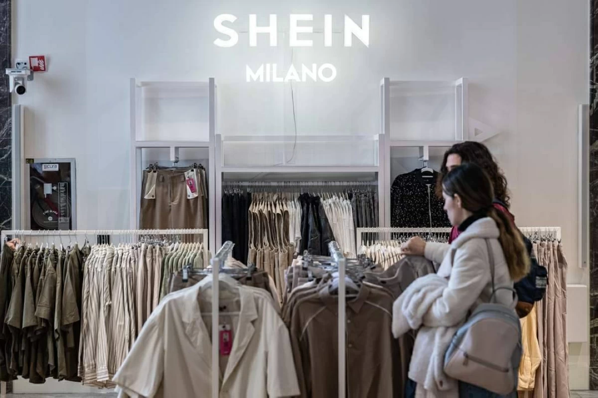 Customers are checking new models at the Chinese-founded fast fashion brand Shein, in Dijon on June 26 (AFP photo)
