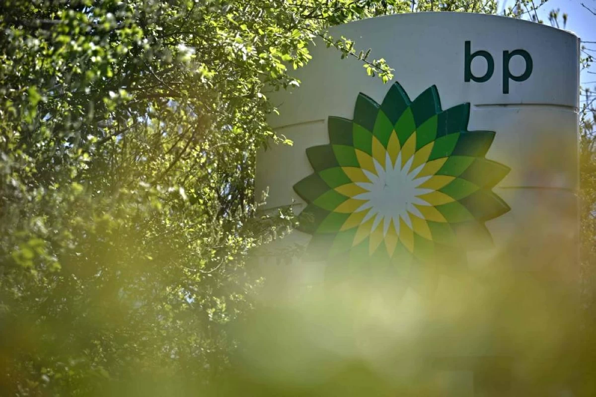 A photograph taken on April 30, 2022 shows the logo of the multi-national oil and gas company BP at a petrol station in Tonbridge, south east of London (AFP photo)
