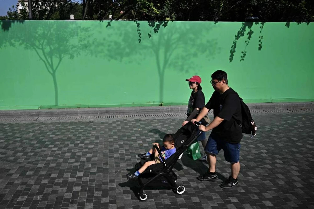 People walk past a park in Beijing on August 3, 2025.
(AFP photo)