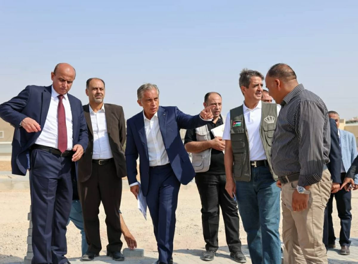 Prime Minister Jaafar Hassan on Sunday pays a field visit to Karak Governorate, some 90 kilometrs south of Amman, where he inspects development projects and orders upgrade to services.
(Petra photo)