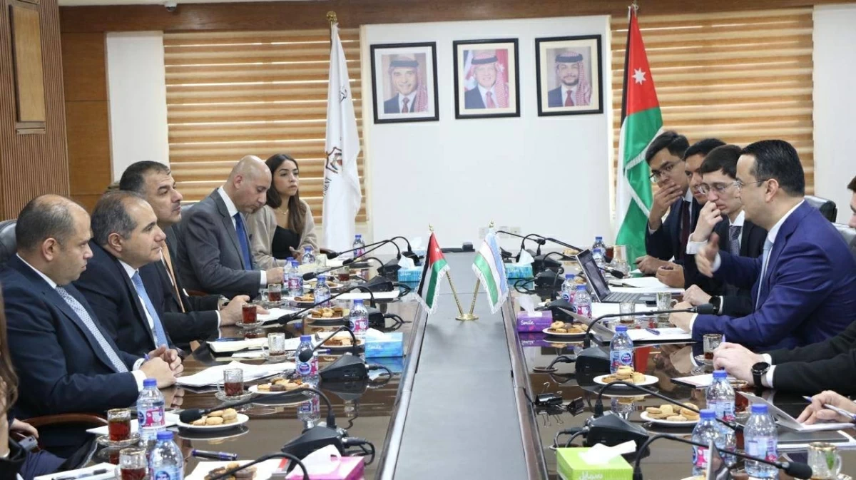 Minister of Investment Tareq Abu Ghazaleh on Monday meets with a ministerial delegation from Uzbekistan, headed by Minister of Investment, Industry and Trade Laziz Kudratov (Photo courtesy of Ministery of Investment)