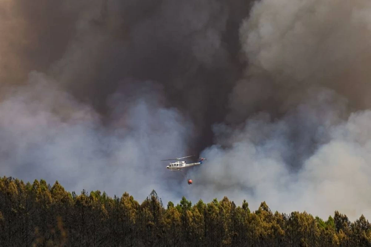 
A firefighting helicopter works to extinguish a wildfire in Puercas de Aliste, near Zamora, on August 12, 2025 (AFP photo)
