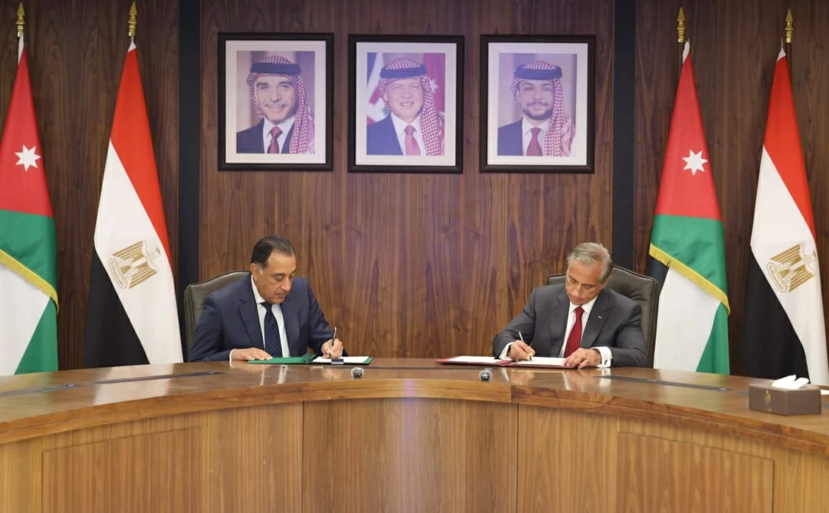 Prime Minister Jafar Hassan and Egyptian Prime Minister Mostafa Madbouly sign agreements during the 33rd meeting of the Jordanian-Egyptian Joint Higher Committee in Amman (Photo courtesy of Prime Ministry)