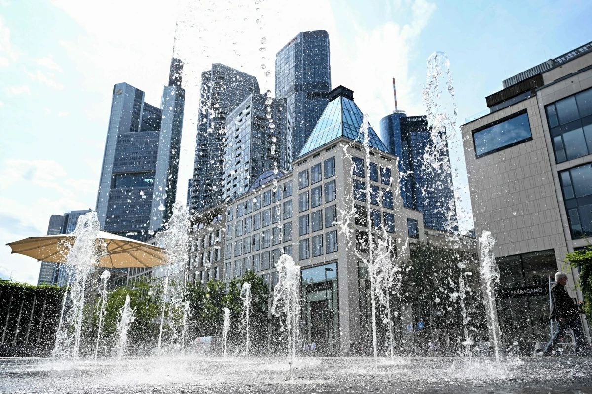 A man walks past a fountain in central Frankfurt am Main, western Germany, on August 20, 2025.
(AFP photo)