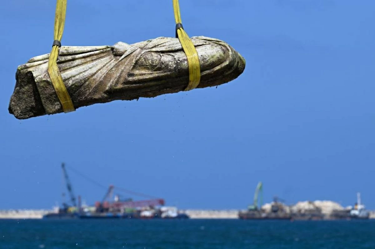 A crane pulls an artifact from the waters at Abu Qir bay in Alexandria on August 21, 2025, as part of an event organized by the Ministry of Tourism and Antiquities to recover sunken antiquities.
(AFP photo)
