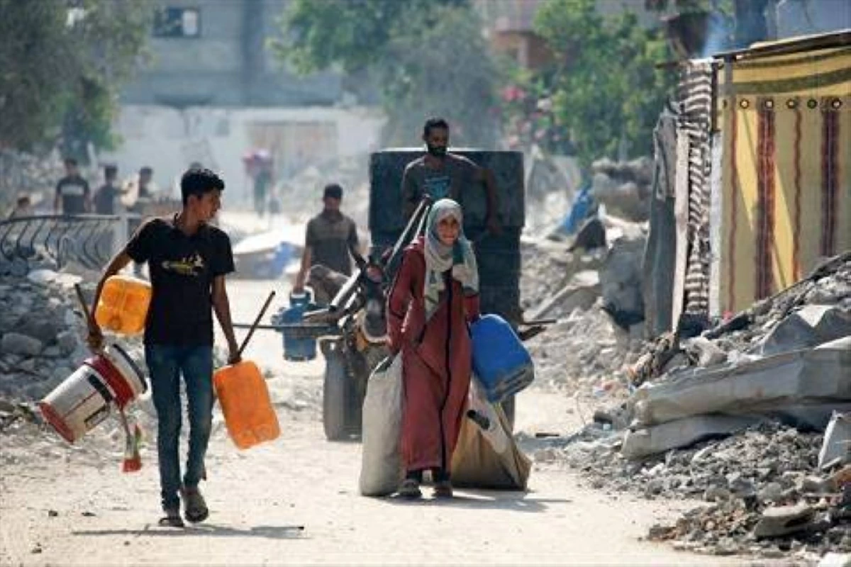 Palestinians flee with their belongings the Abu Iskandar neighbourhood of northern Gaza City on August 22, 2025. (AFP photo)