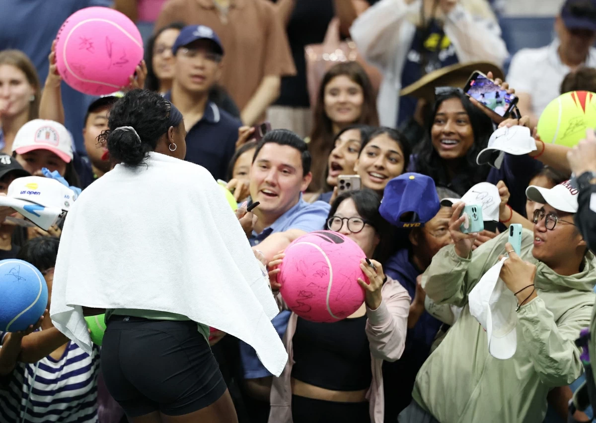 Coco Gauff signs autographs after a practice session prior to the start of the US Open
(AFP photo)