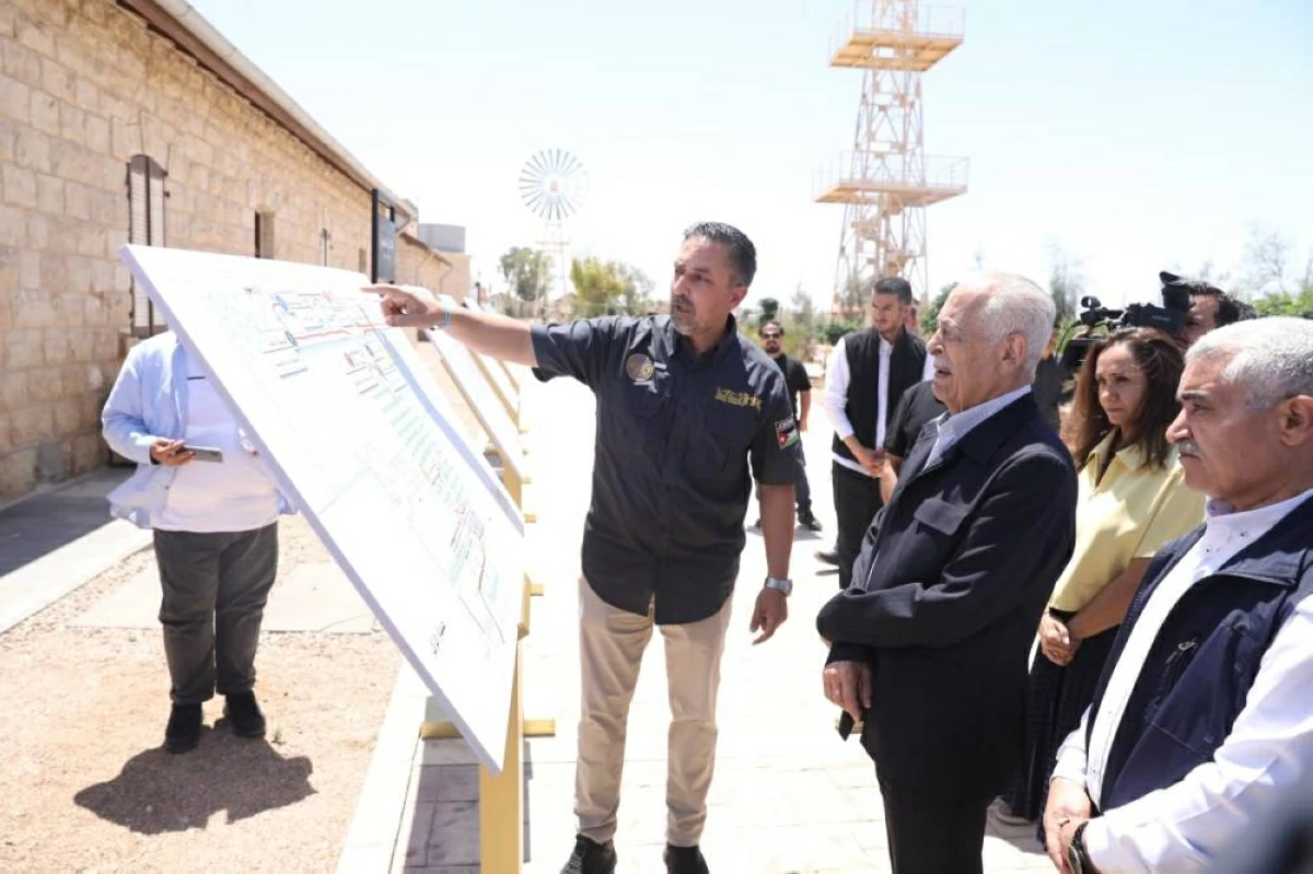 Chief of the Royal Hashemite Court Yousef Issawi on Saturday inspects several Royal Initiative projects in Maan Governorate
(Photo courtesy of Royal Court)