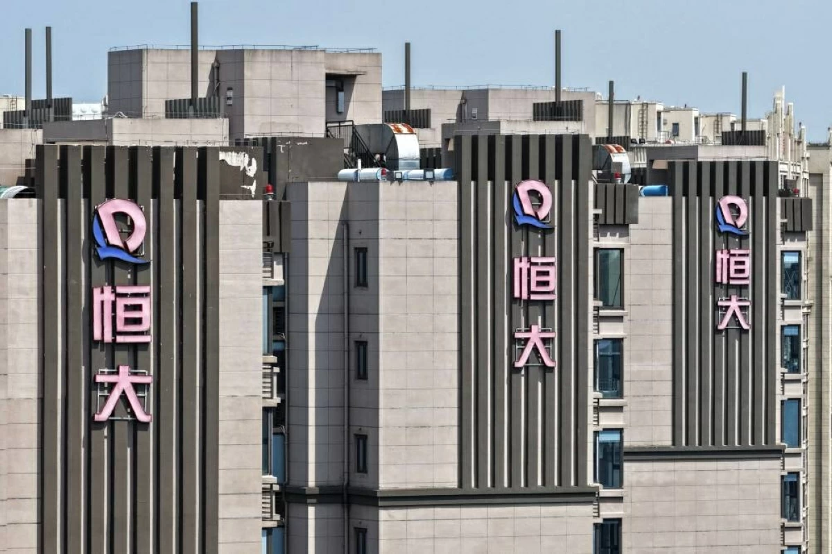 Evergrande Group logos are seen on apartment buildings in Nanjing, China's eastern Jiangsu province on Monday - China OUT (AFP photo)
