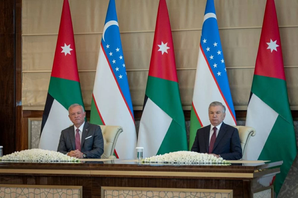 His Majesty King Abdullah and Uzbekistan President Shavkat Mirziyoyev witness the exchange of nine agreements, two cooperation protocols, and three MOUs between the governments of the two countries, in the fields of higher education, tourism, visa exemptions, investment, customs, agriculture, air services, religious affairs, extradition, and standards and metrology. (Photo courtesy of Royal Court)