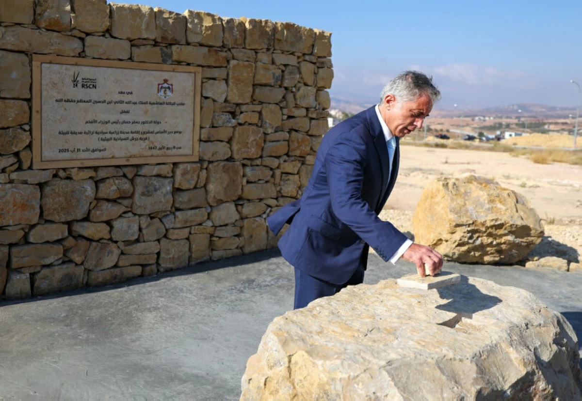 Prime Minister Jafar Hassan on Sunday lays the foundation stone for the Jerash Eco-Tourism Village project, and conducts inspection visits to several health, education, social, and productive facilities in Irbid Governorate.
(Prime Ministry photo)