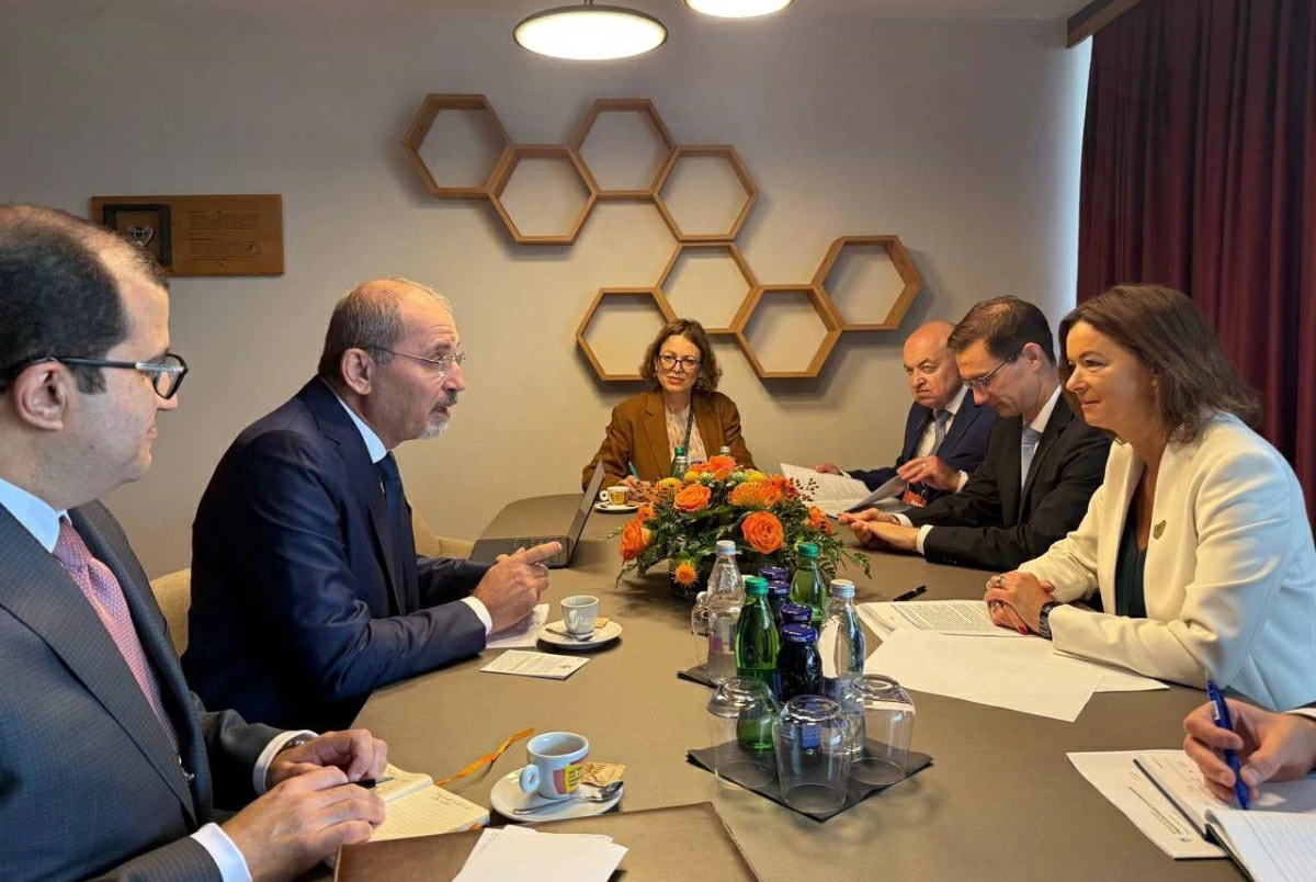 Deputy Prime Minister and Foreign Minister Ayman Safadi on Tuesday holds extensive talks with his Slovenian counterpart Tanja Fajon (Photo courtesy of Foreign Ministry)