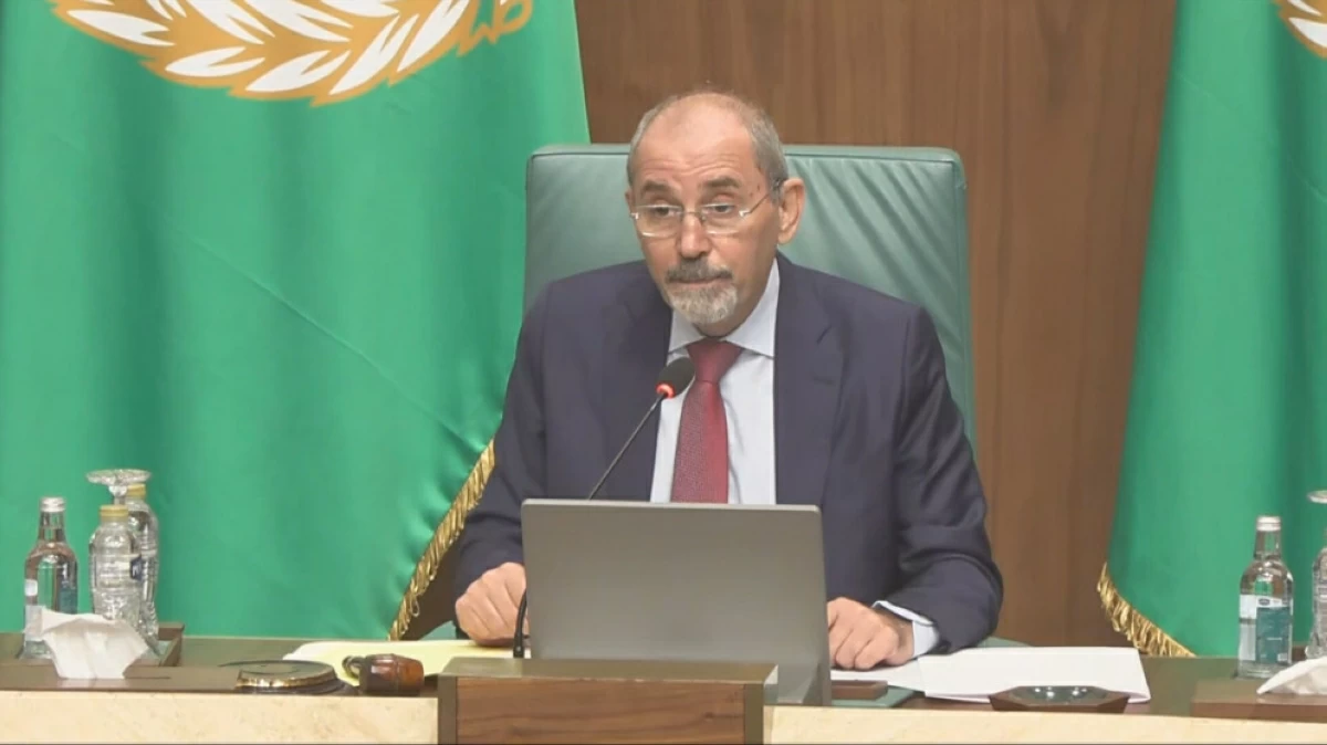 Deputy Prime Minister and Minister of Foreign Affairs Ayman Safadi speaks during the opening session of the 164th ordinary meeting of the Arab League Council in Cairo
(Foreign Ministry photo)