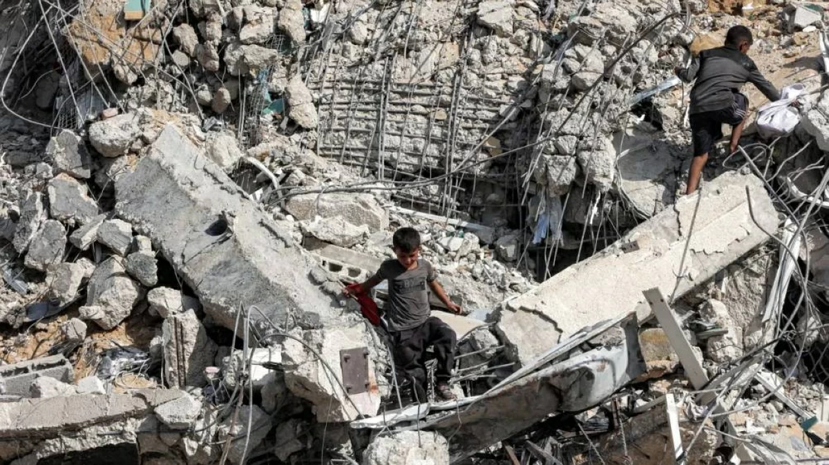 Children search for salvage at the mound of rubble at the site of the collapsed Sussi Tower, which was destroyed earlier by Israeli bombardment, in Gaza City on September 6, 2025 (AFP photo)