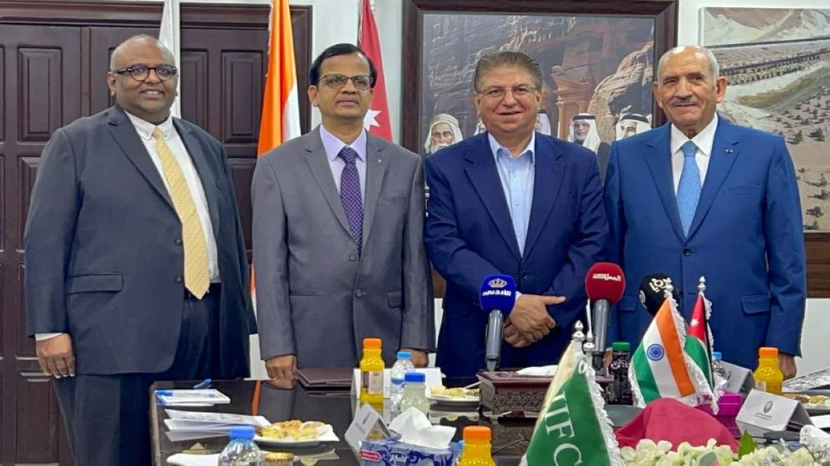 JPMC Chairman Mohammed Thneibat (1st right), CEO of JPMC Abdel Wahab Rawad (2nd right), CEO at Coromandel International S. Sankarasubramanian (3rd right) and Coromandel Chairman Arun Alagappan. (Petra photo)